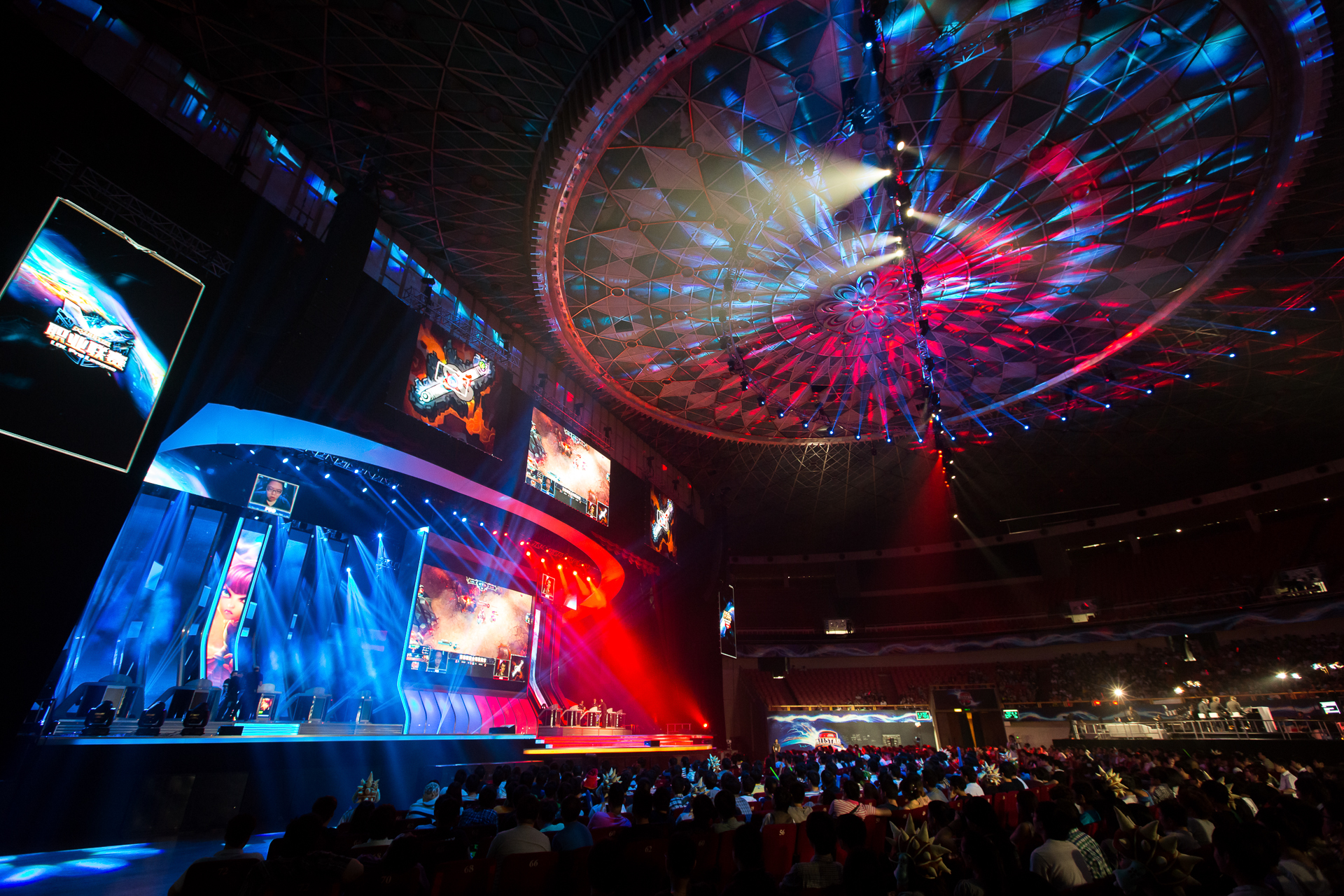 运营策略决定比赛节奏:视野控制失误引发团战,经济差距瞬间拉大